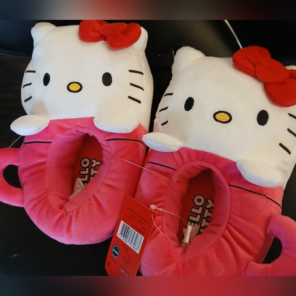 Hello Kitty Slippers Size 5/6  nwt